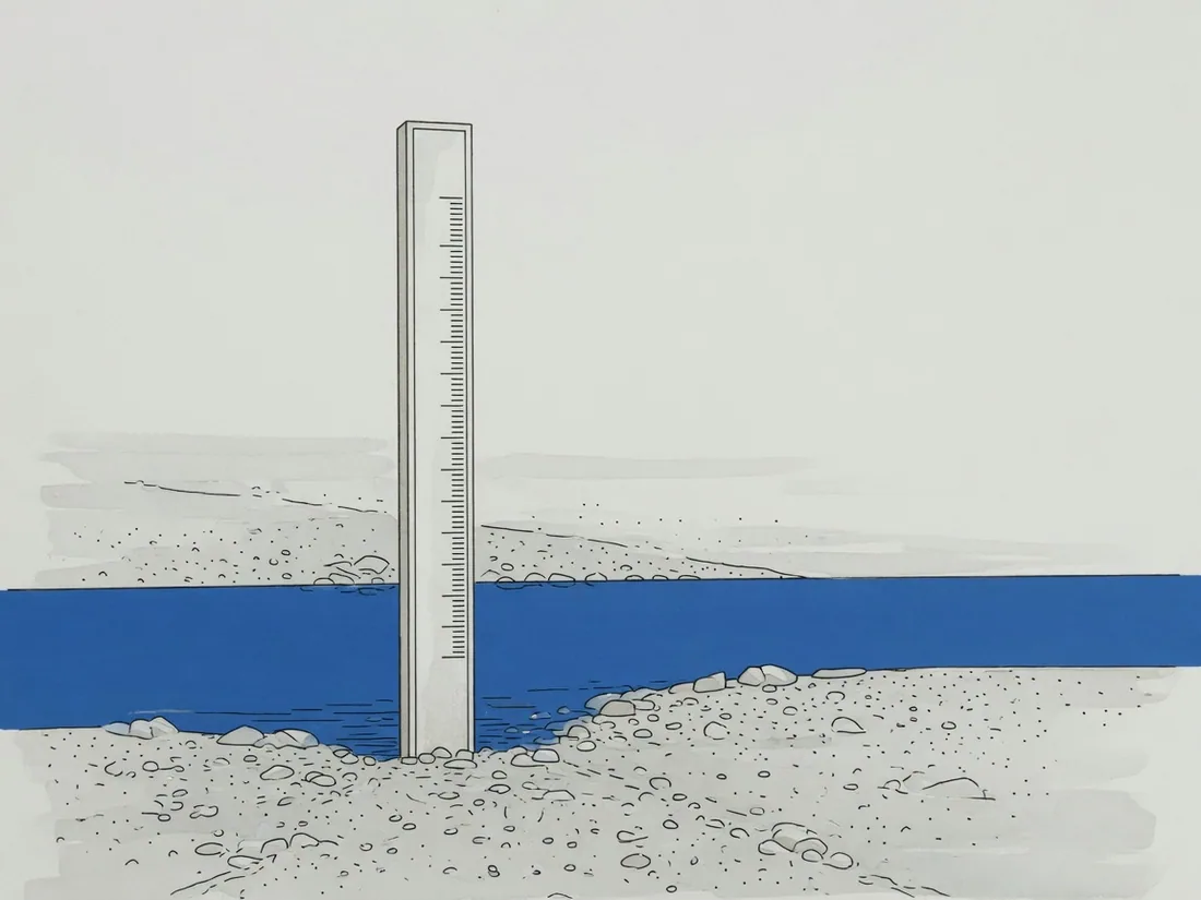Illustration: ein Pegelpfahl mit feiner Skala im flachen Wasser einer Kiesbank